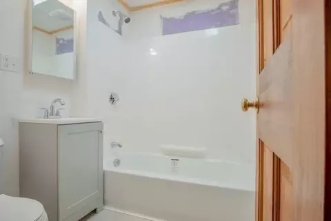 Bath - 7 Western Ave, Beverly, MA 01915 photo 2 of 3