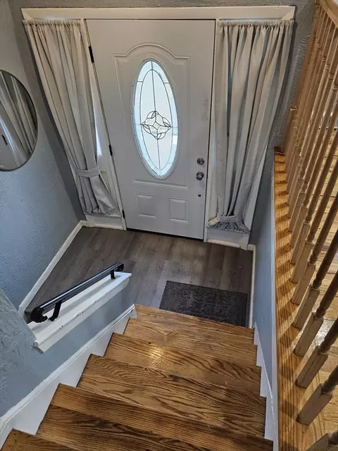 Entry Way - 82 Venus Dr, Worcester, MA 01605 photo 4 of 6