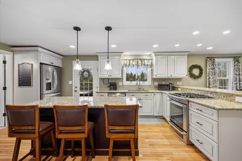 35 Jennifer Cir, Bridgewater, MA 02324
