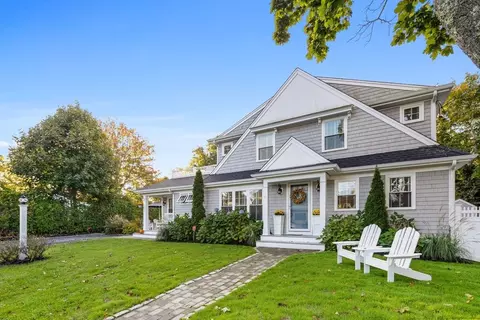 45 Maple St, Falmouth, MA 02536