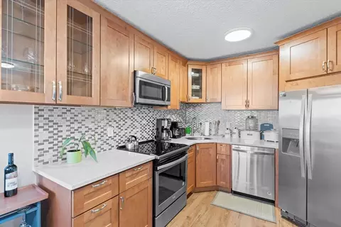 300 Lynn Shore Dr #908, Lynn, MA 01902