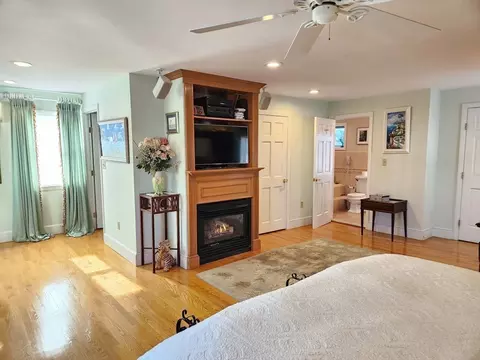 Living - 991 Broadway, Everett, MA 02149 photo 8 of 9
