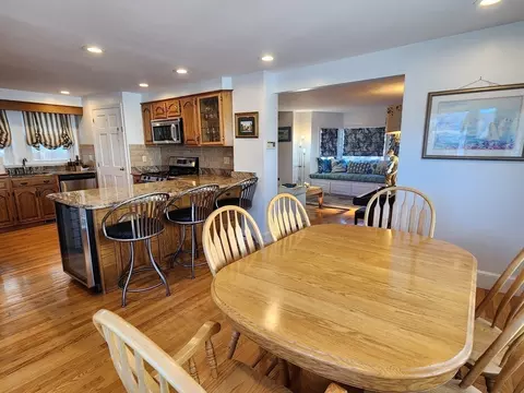 Dining - 991 Broadway, Everett, MA 02149 photo 2 of 2