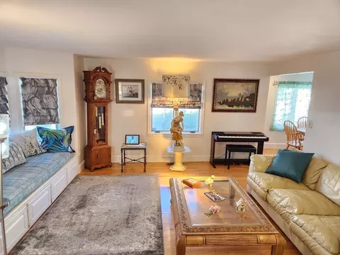Living - 991 Broadway, Everett, MA 02149 photo 3 of 9