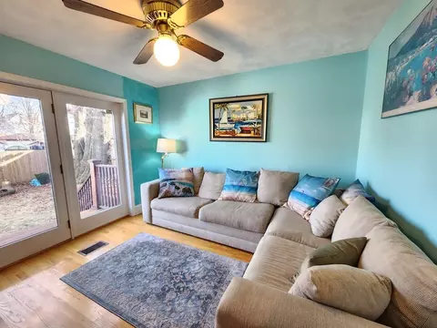 Living - 991 Broadway, Everett, MA 02149 photo 5 of 9