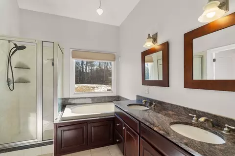 Bath - 40 Sandy Ridge Rd, Sterling, MA 01564 photo 1 of 3