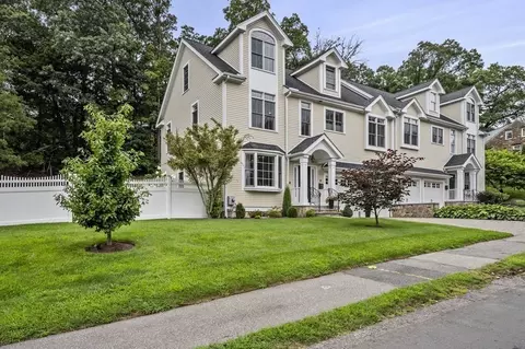 10 Pleasant St #10, Wellesley, MA 02482