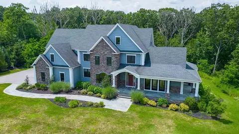 10 Countryside Ln, Franklin, MA 02038