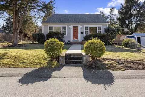 19 Daniel St, Falmouth, MA 02540