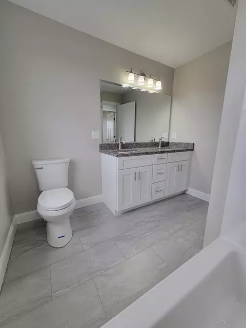 Bath - 579 Summit St #1, Fall River, MA 02724 photo 3 of 6