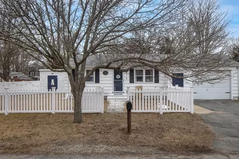 7 Railroad Ave, Mattapoisett, MA 02739