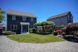 62 Lagoon Pond Rd #B, Tisbury, MA 02568
