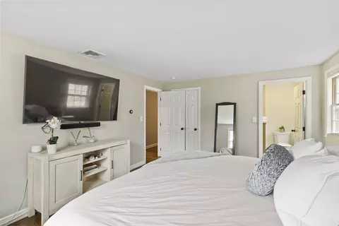 Bedroom - 27 Locust Ln, Needham, MA 02492 photo 2 of 4
