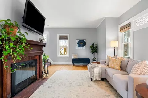 Living - 52 Rivercliff Rd, Lowell, MA 01852 photo 2 of 5