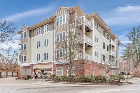 15 Summer St #103, Franklin, MA 02038