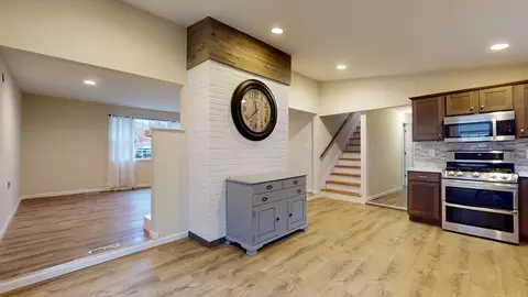 Living - 195 Riverton Rd, Springfield, MA 01109 photo 2 of 7