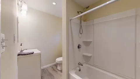 Bath - 195 Riverton Rd, Springfield, MA 01109 photo 2 of 2