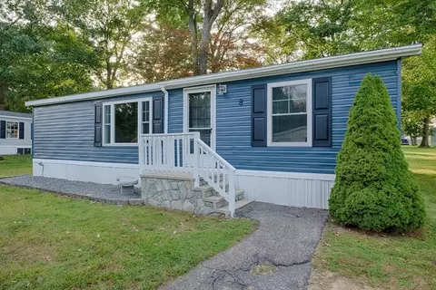 8 Holly Cir, North Hampton, NH 03862