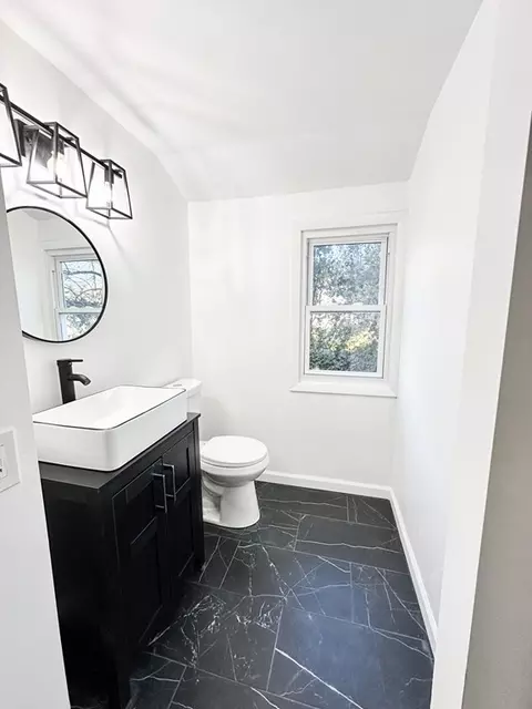 Bath - 89 Sparrow Dr, Springfield, MA 01119 photo 4 of 5