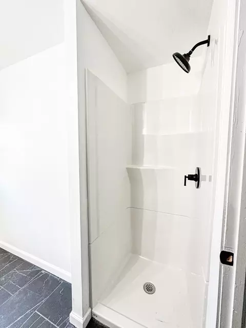 Bath - 89 Sparrow Dr, Springfield, MA 01119 photo 5 of 5