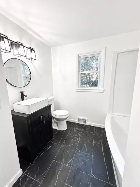 Bath - 89 Sparrow Dr, Springfield, MA 01119 photo 1 of 5