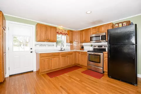 Kitchen - 15 Summer St, Wareham, MA 02571 photo 2 of 3
