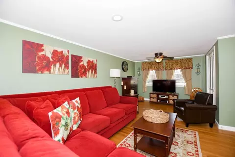 Living - 15 Summer St, Wareham, MA 02571 photo 3 of 4