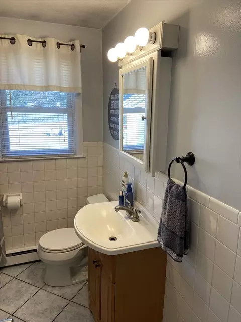 Bath - 100 Line St, Easthampton, MA 01027 photo 3 of 3