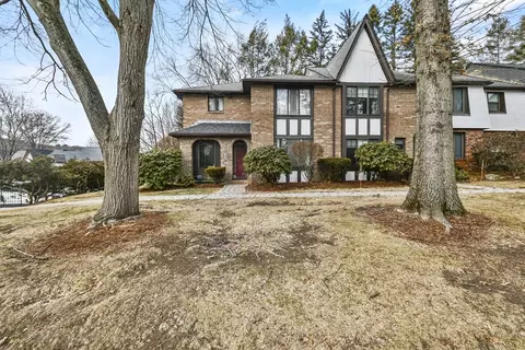 10 Cobblestone Ln #10, Worcester, MA 01606
