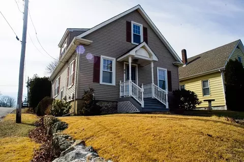 84 Main St, Acushnet, MA 02743
