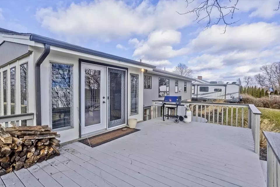 78 Vermont St, Holyoke, MA 01040 24 Photos Movoto