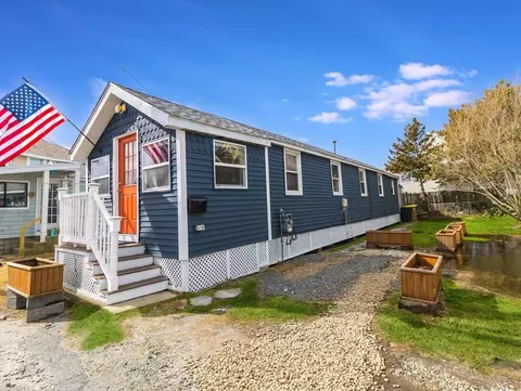 8 Moreland Ave, Hull, MA 02045
