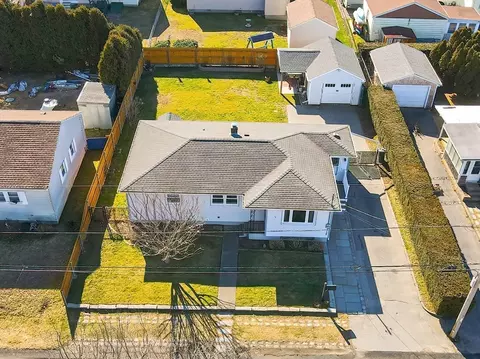 41 Kenyon Rd, Tiverton, RI 02878