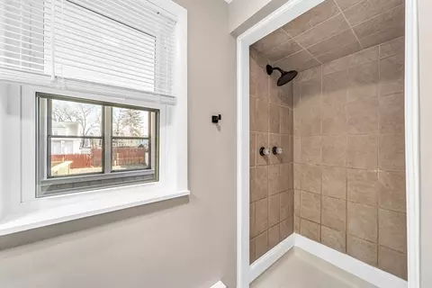 Bath - 37 Silver St, Springfield, MA 01107 photo 3 of 6