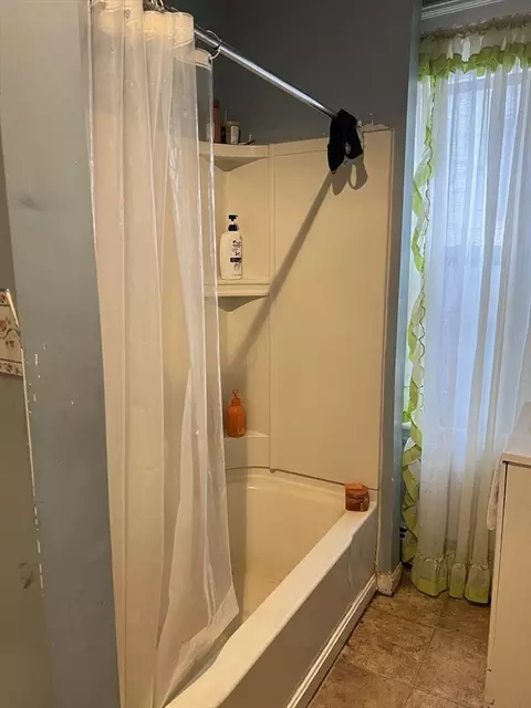 Bath - 9 Moen St, Worcester, MA 01605 photo 3 of 4