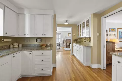 Kitchen - 5 Meadow Ln, Marblehead, MA 01945 photo 4 of 5