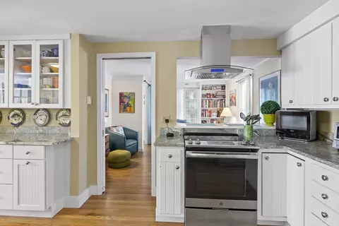 Kitchen - 5 Meadow Ln, Marblehead, MA 01945 photo 2 of 5