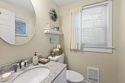 Bath - 5 Meadow Ln, Marblehead, MA 01945 photo 1 of 1