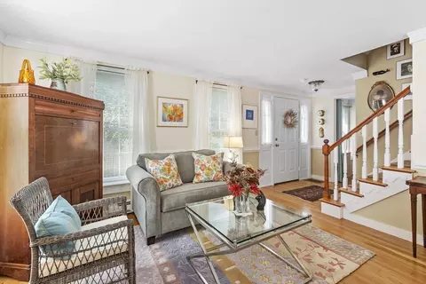 Living - 5 Meadow Ln, Marblehead, MA 01945 photo 2 of 6
