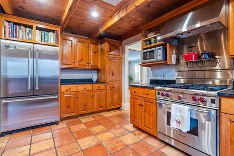 Kitchen - 4 Risley Rd, Marblehead, MA 01945 photo 3 of 6