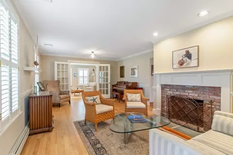 Living - 4 Risley Rd, Marblehead, MA 01945 photo 2 of 7