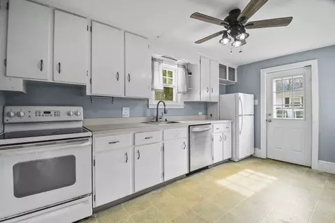 Kitchen - 17 Putnam Hill Rd, Sutton, MA 01590 photo 1 of 2