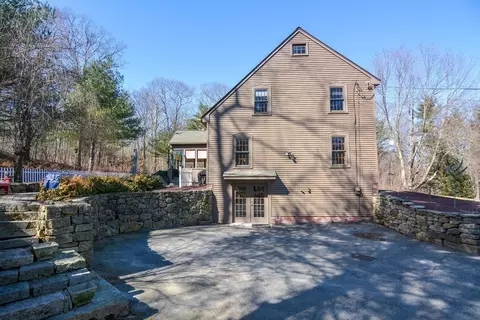Exterior - 187 Blackstone St, Mendon, MA 01756 photo 4 of 12