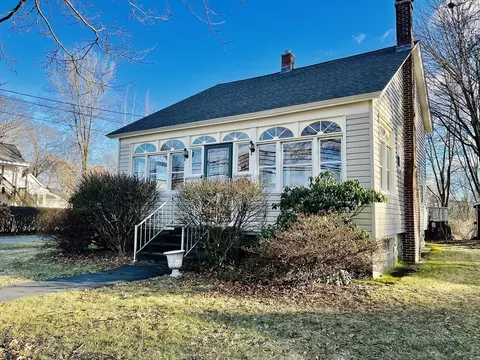 998 Varnum Ave, Lowell, MA 01854
