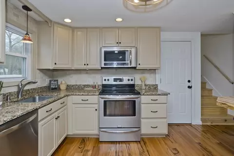 Kitchen - 76 Paulk Ter, Springfield, MA 01128 photo 5 of 7