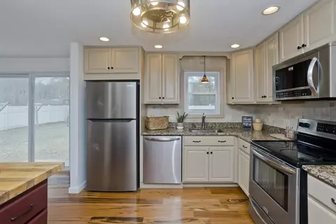Kitchen - 76 Paulk Ter, Springfield, MA 01128 photo 4 of 7