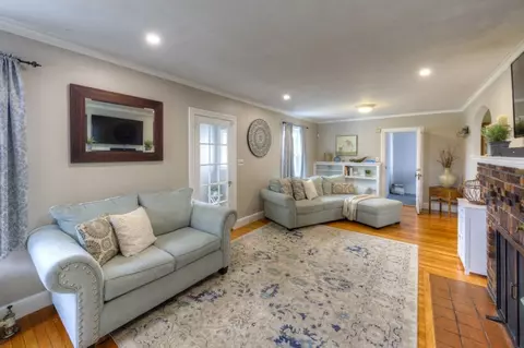 Living - 291 Beverly Rd, Worcester, MA 01605 photo 2 of 7
