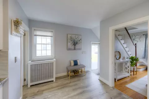 Entry Way - 291 Beverly Rd, Worcester, MA 01605 photo 2 of 3