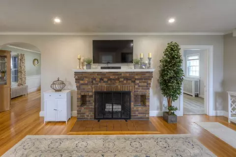 Living - 291 Beverly Rd, Worcester, MA 01605 photo 3 of 7