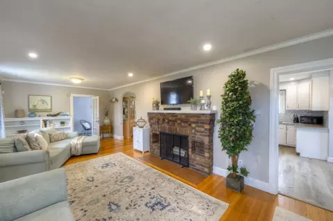 Living - 291 Beverly Rd, Worcester, MA 01605 photo 1 of 7